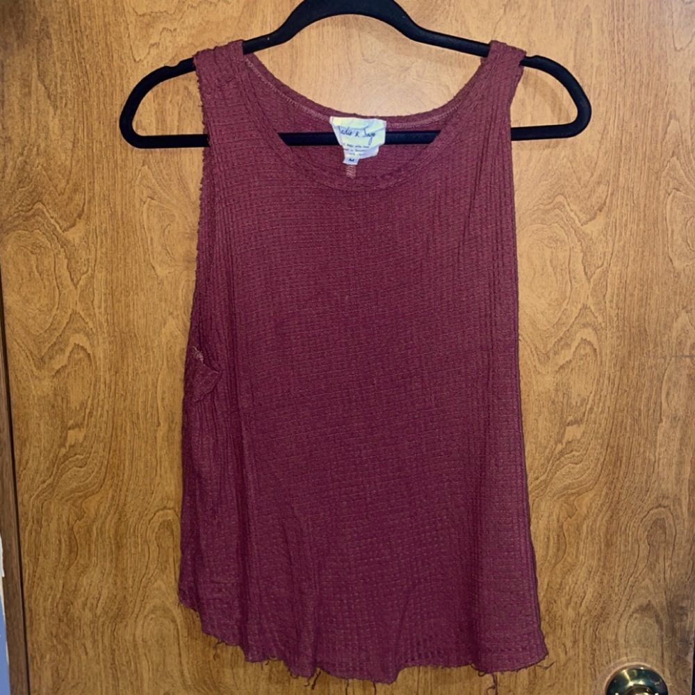 Medium maroon tank top